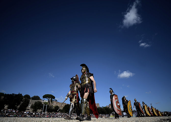 The birth of Rome: Men belonging to historical groups parad