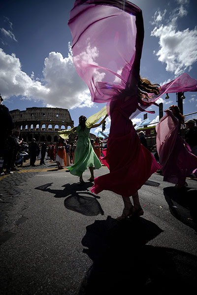 The birth of Rome: Women belonging to historical groups mar