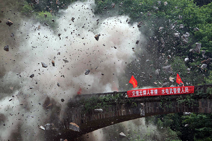 24 hours in pictures:  Sichuan earthquake rescue