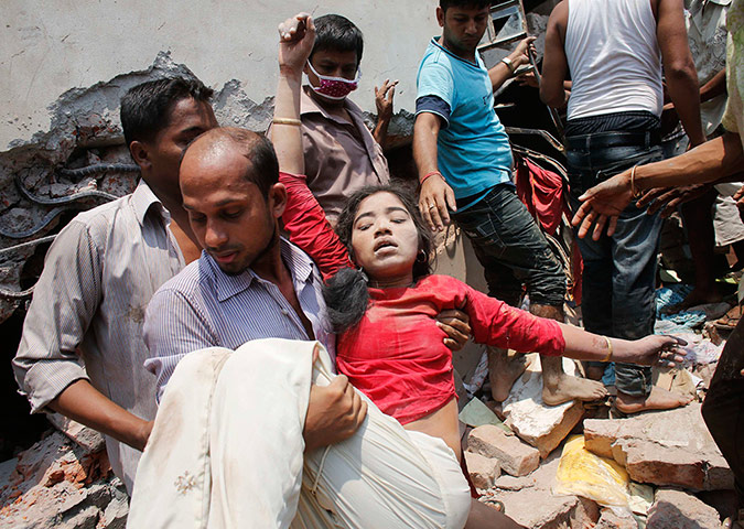 Building collapse: People rescue a garment worker
