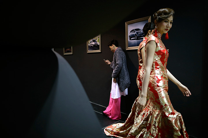 24 hours in pictures: Models of JAC Motors take a break backstage