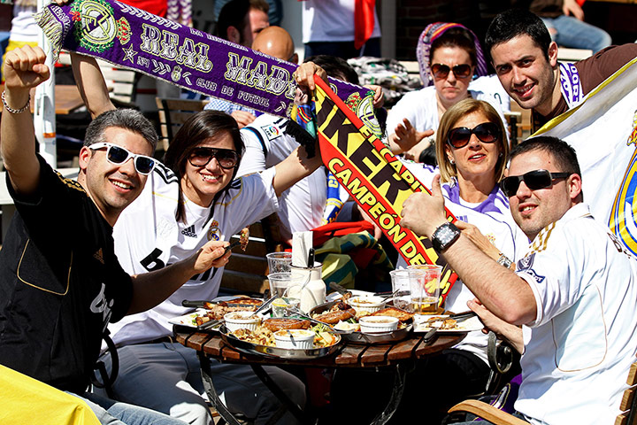 Dort v Real: Real Madrid fans in downtown Dortmund