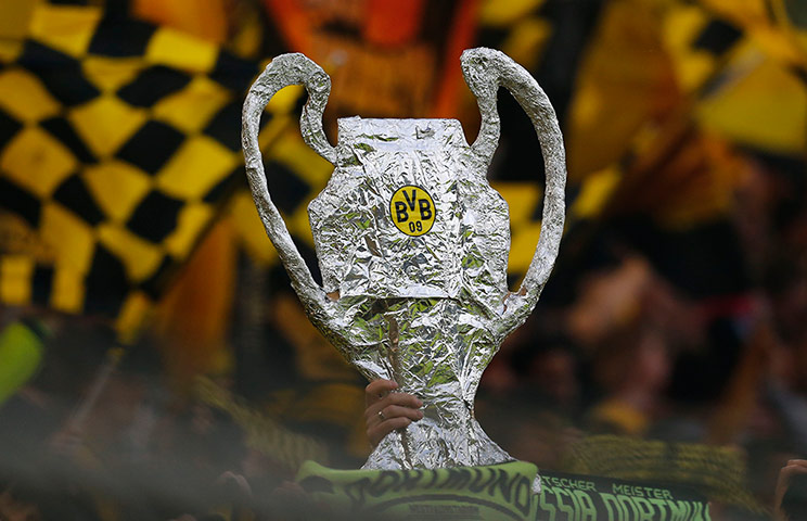 Dort v Real: Borussia Dortmund fans hold up mock trophy