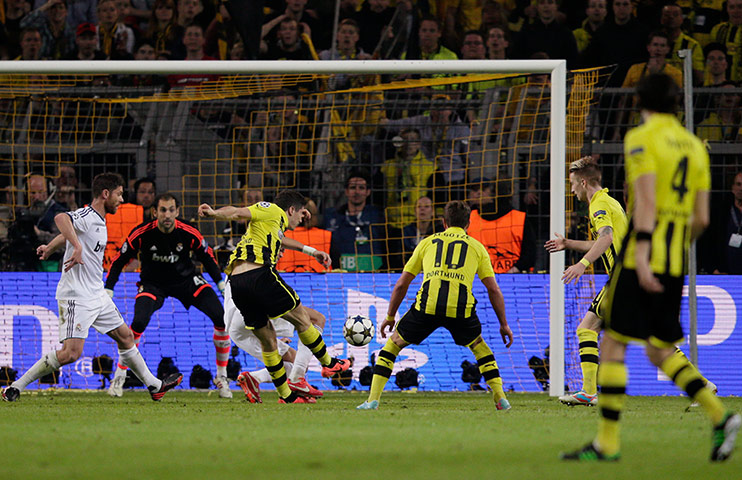 Dortmund v Real 2: Robert Lewandowski of Borussia Dortmund scores their third goal 