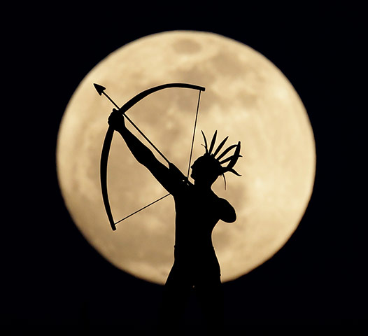 24 hours in pictures: full moon