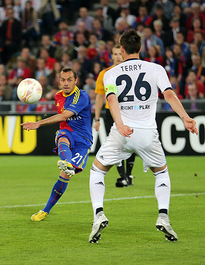 Basel versus Chelsea 2: Marcelo Diaz attempts to curl a shot around John Terry