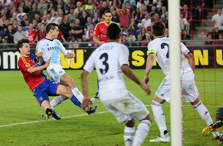 Basel versus Chelsea 2: Valentin Stocker of FC Basel is fouled by Cesar Azpilicueta 