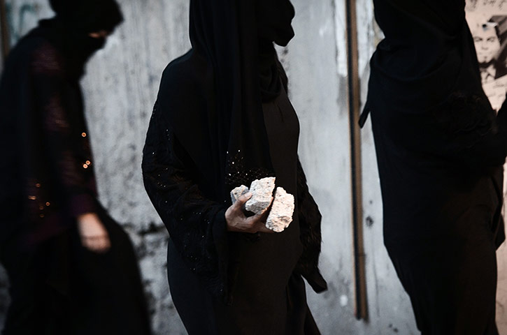 20 Photos: Bahraini women hold stones during clashes