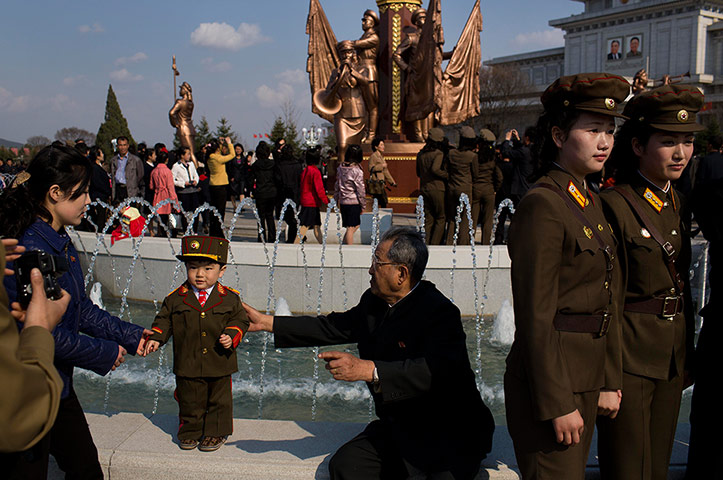 20 Photos: North Korean soldiers and civilians pose for souvenir photos in Pyongyang