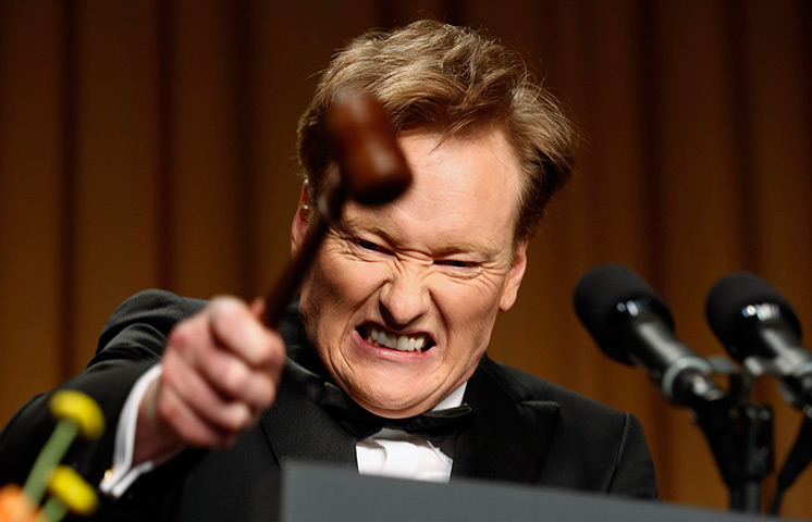 White House dinner: Comedian Conan O'Brien smashes a gavel as he speaks 