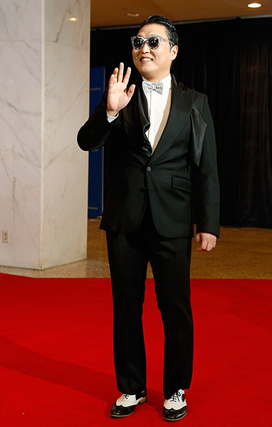 White House dinner: South Korean rapper Psy waves on the red carpet 