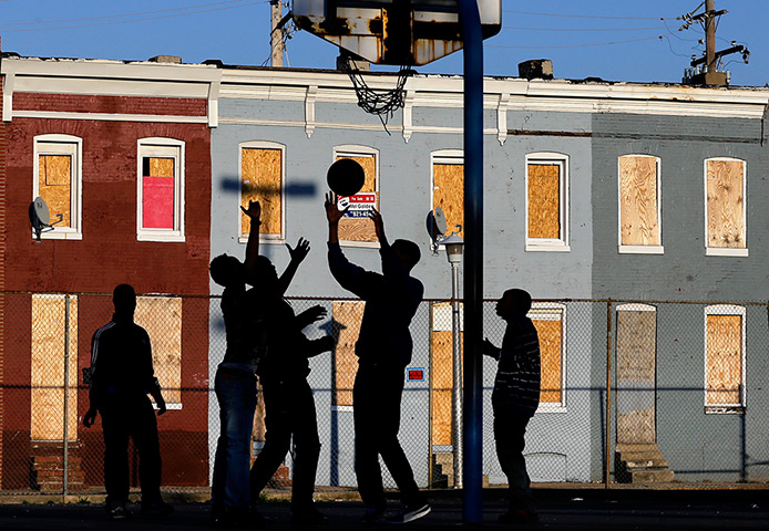 24 hours: Baltimore, US: Children play basketball near derelict houses