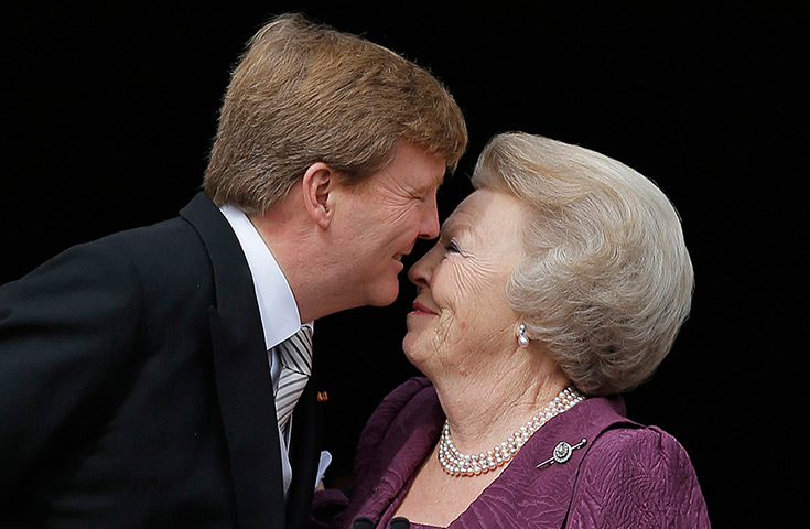 Netherlands inauguration: King Willem-Alexander kisses his mother Princess Beatrix on the balcony 