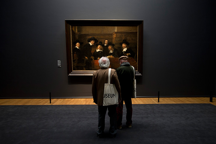 Rijksmuseum: Two visitors admire a painting by Rembrandt