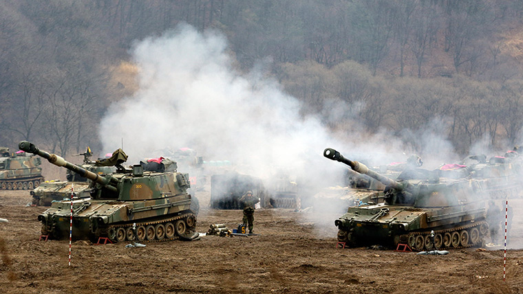 Korea tensions: South Korean K-55 self-propelled howitzers are covered with smoke 