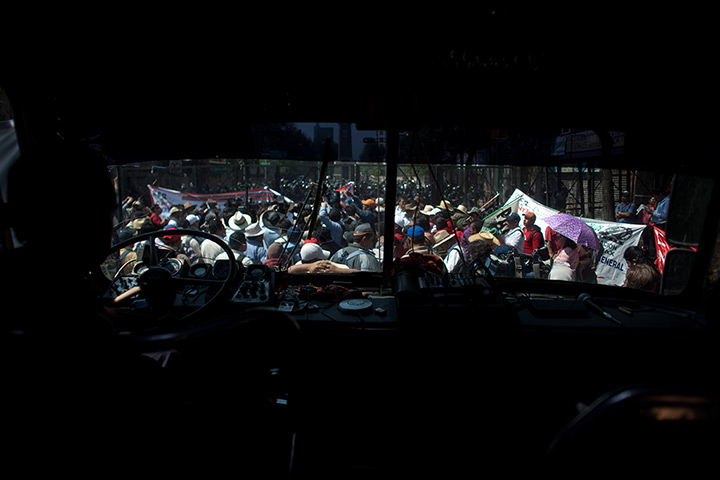 24 hours in pictures: Protesting teachers in Mexico
