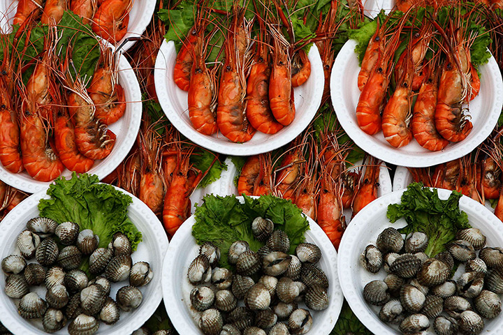 24 hours in pictures: Amphawa floating market