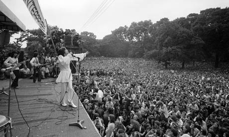 stones hyde rolling park london 1969 concert mick jagger stage gig wear july queen dress concerts 1960s play brian jones