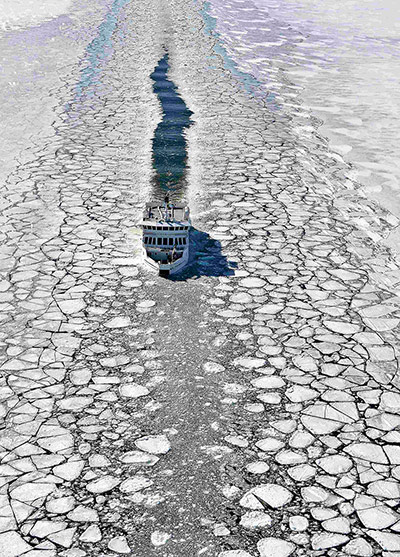 24 Hours: The passenger ship 'Soderarm' heads towards the island of Husaro