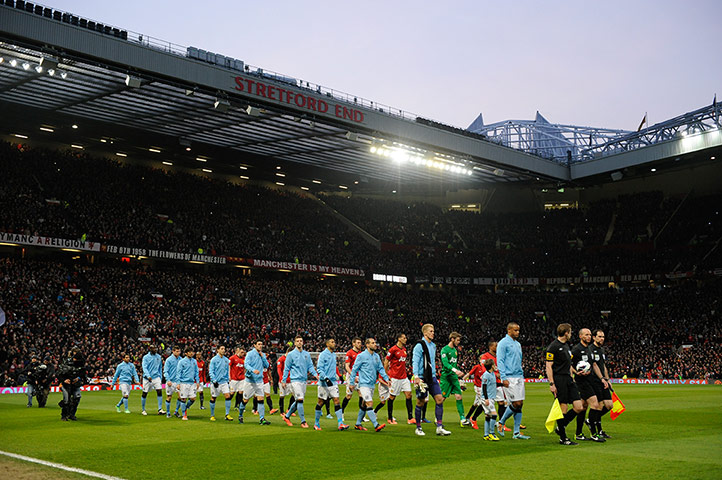 United versus City: Teams enter the pitch