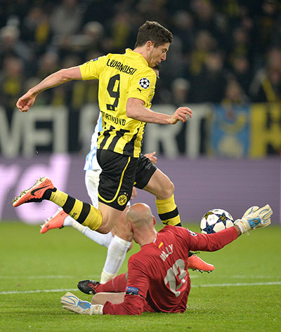 Dortmund against Malaga: Dortmund's Robert Lewandowski scores