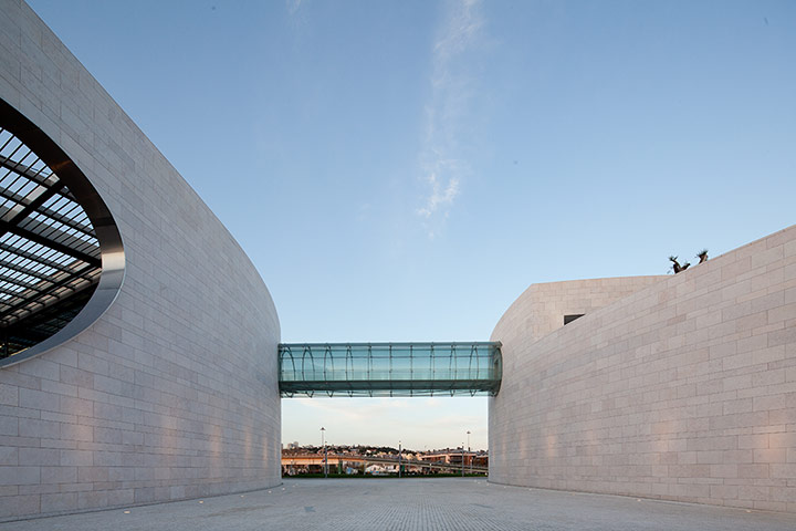 Charles Correa : Champalimaud overpass