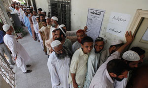 Pakistani elections hit by bomb attacks
