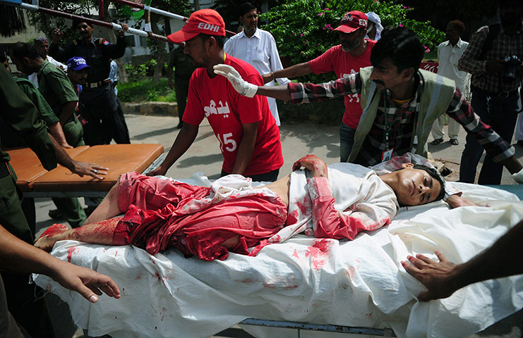 Pakistan: Pakistani volunteers shift an injured bl