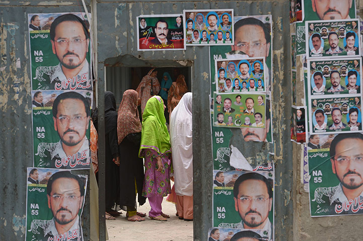 Pakistan: Pakistani voters lineup at a polling sta