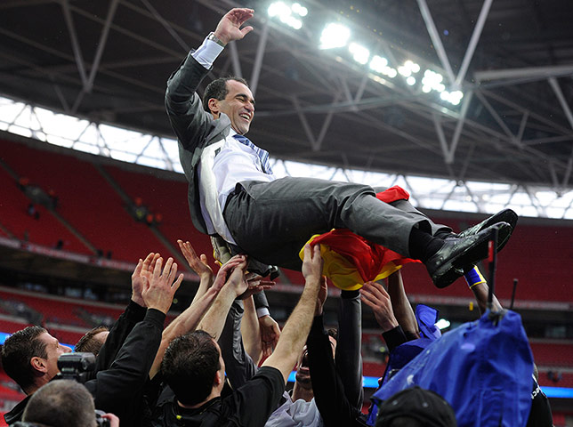 TJ Cup Final 4 : Roberto Martinez is hoisted high