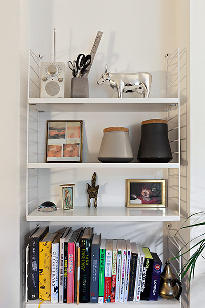 Homes - Pettersen: white shelves with ornaments and books on