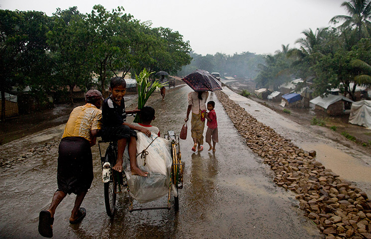 Cyclone Mahasen: Members of the displaced Rohingya minority living in camps won't leave