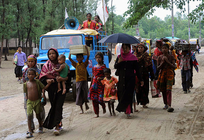 Cyclone Mahasen: People carry their belongings as they move to a shelter