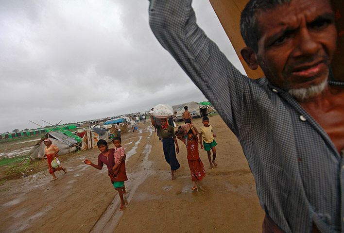 Cyclone Mahasen: People carry their belongings as they evacuate to safe place