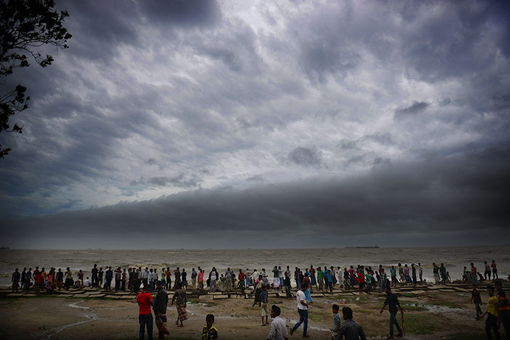 Cyclone Mahasen: TOPSHOTS Bangladeshi pedestrians gather