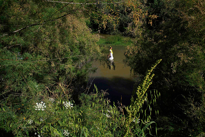 Pilgrims: Pilgrims walk across the Quema river