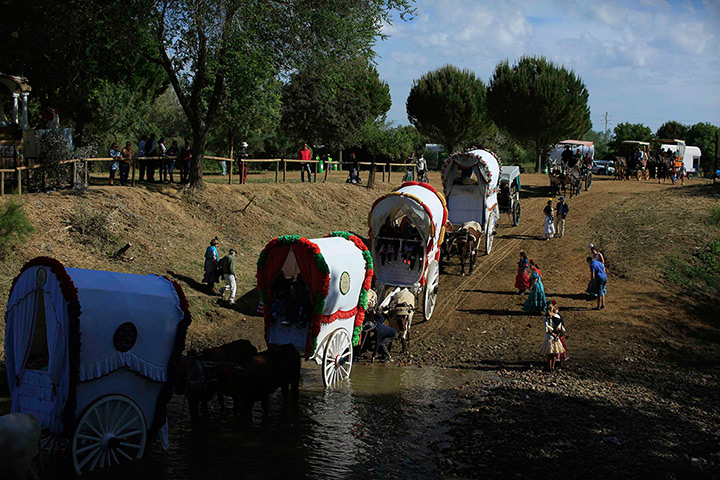 Pilgrims: Pilgrims with their carriages cross the Quema river 