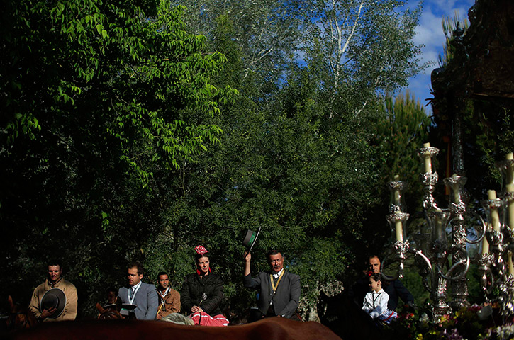 Pilgrims: Pilgrims pray on thier journey