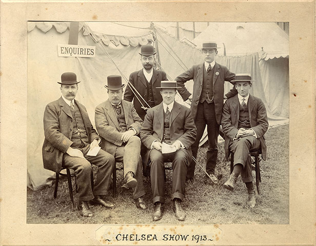 Chelsea Flower centenary : RHS Staff at the 1913 Flower Show.