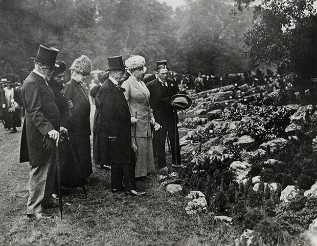 Chelsea Flower centenary : Queen Mary with group at Chelsea Flower Show in 1913.