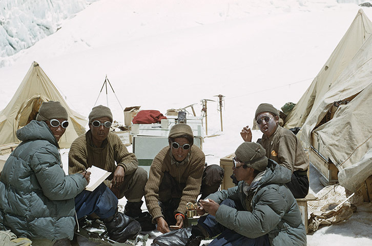 Everest: : A group of Sherpas