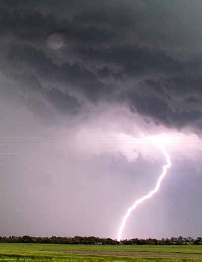 Tornado in USA: Lightning from a tornadic thunderstorm passing over Clearwater, Kansas stri