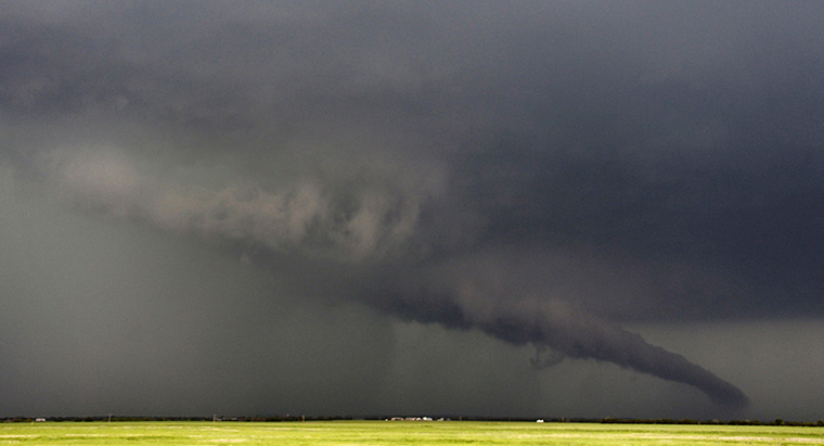 Tornado in USA: The funnel of a tornadic thunderstorm almost touches the ground