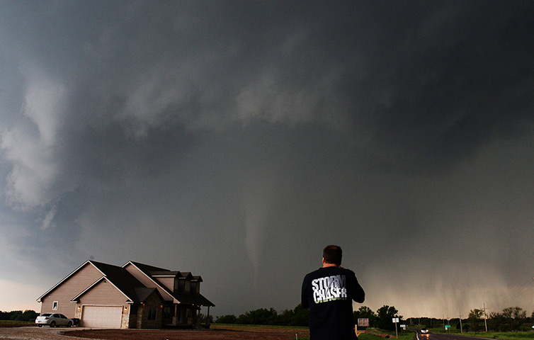 Tornado in USA: Storm chaser Brad Mack records a tornado