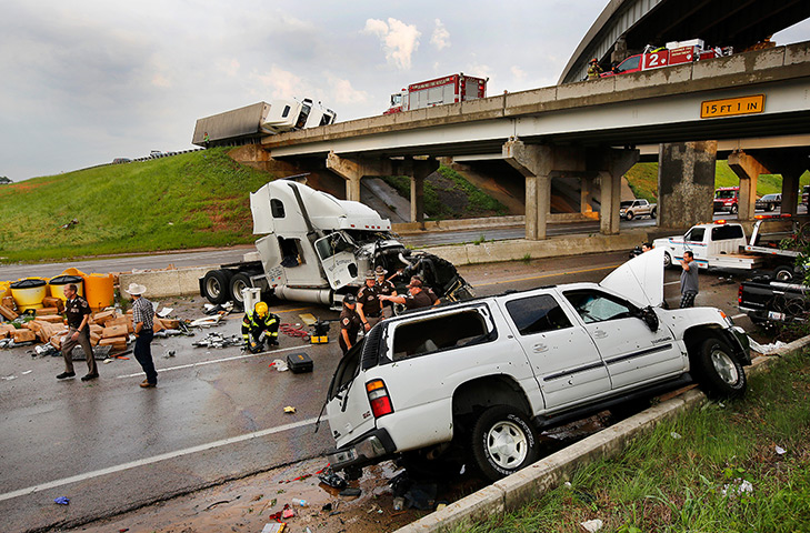 Tornado in USA: Traffic damage on the I-40 