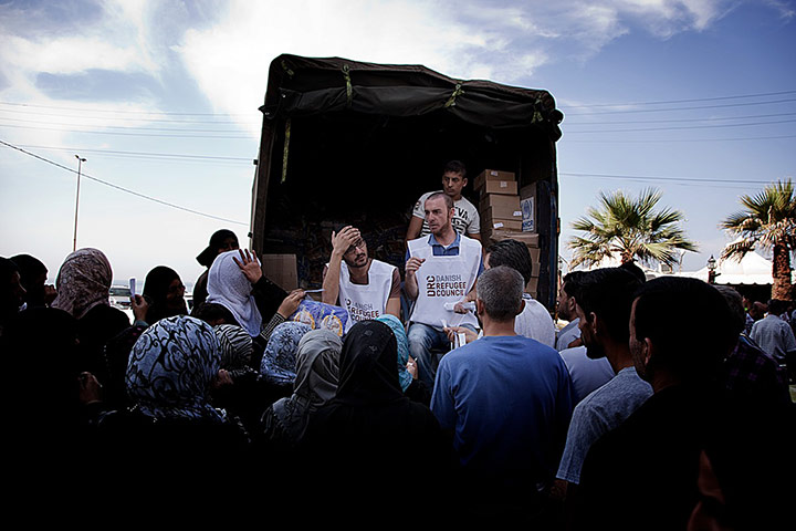 Syria refugees: Distribution of emergency relief