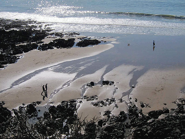 Your Pictures - shimmer: beach scene with sea and two people in foreground