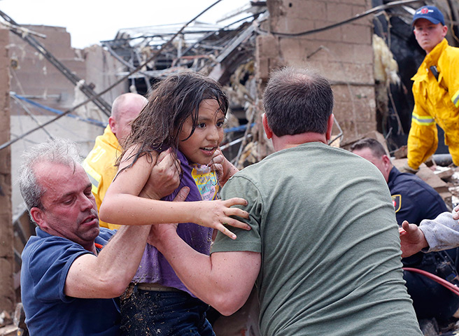 EF-4 update: A child is pulled from the rubble of the Plaza Towers Elementary School 