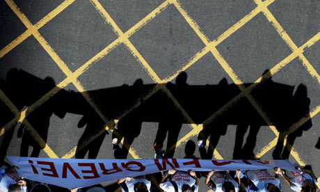 Federal public servants on strike march