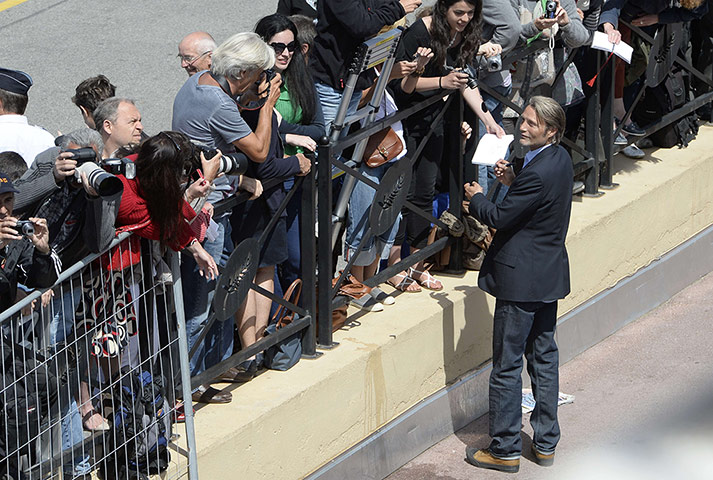 Cannes photocalls: Mads Mikkelsen signs autographs before the Michael Kohlhaas photocall